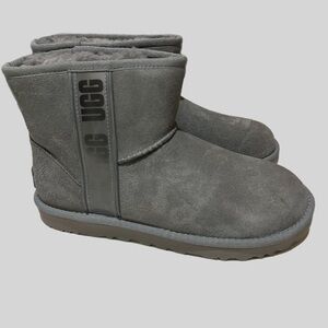 NWOT UGG Classic Mini Side Logo Boots
